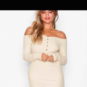  - Skitsnygg och populär ribbstickad klänning från NLY Trend. Framhäver kroppsformen och är skitsnygg med klackar eller bara sneakers! Ej transparent med ljusa underkläder under. Aldrig använd