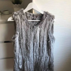  - Pälsväst från SAKI SWEDEN. Jättebra skick, passar väldigt fint över en skinnjacka tex.  Storlek S men funkar på någon med M. Köpt från Gotland, originalpris 1800kr. Äkta kaninpäls  Priset kan diskuteras vid snabb affär