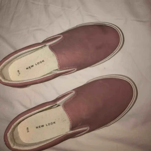  - Passar storlek 37-39! Helt oanvända. Det finns små fläckar som ni ser på bilden, dock syns det inte alls lika tydligt i verkligheten + går förmodligen bort i tvätten.