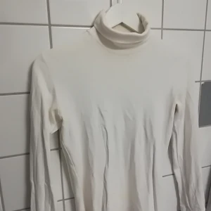  - Polotröja i vitt stretchtyg 