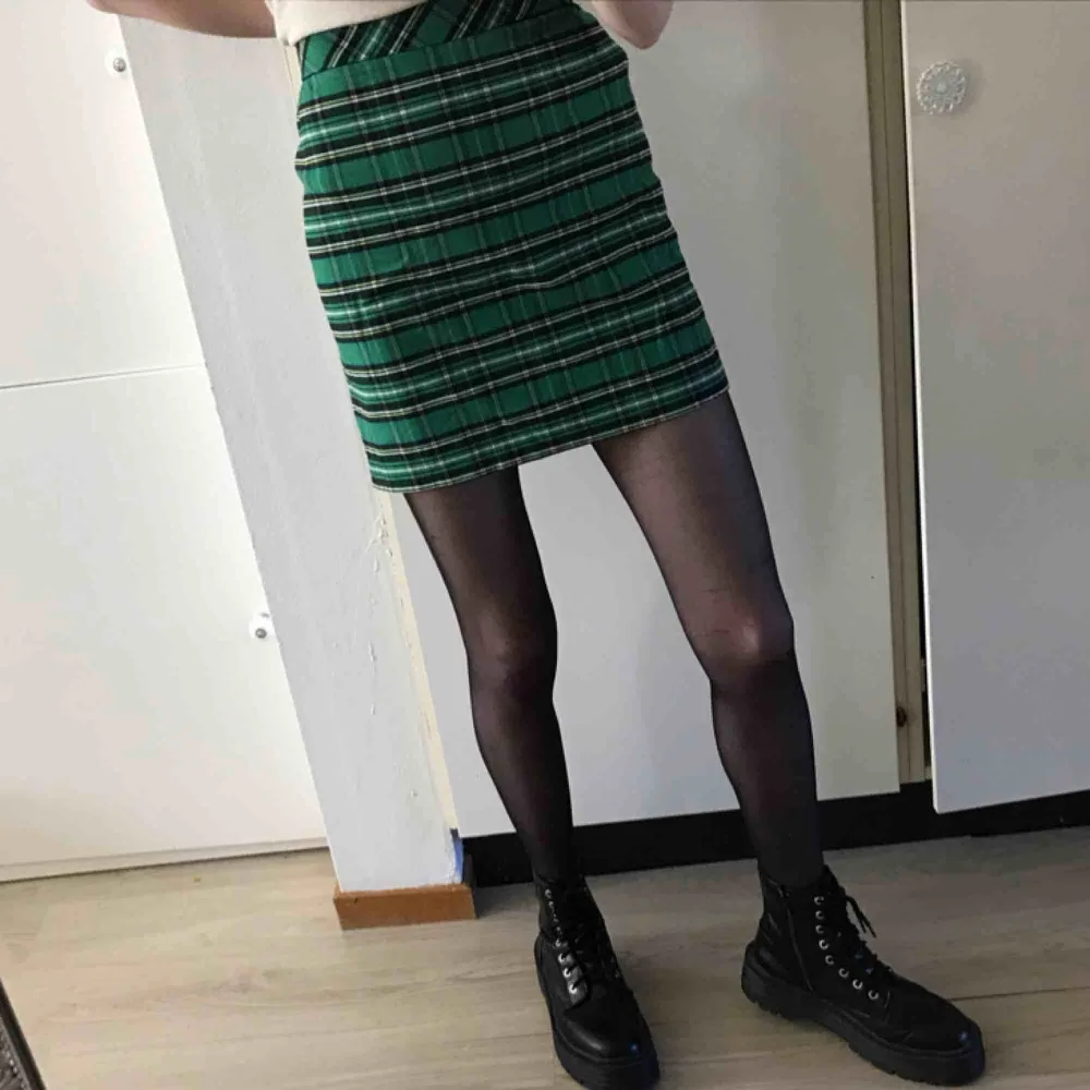 Grönrutig kjol från Zara. Storlek 34. SåååÅ snygg men använder den för sällan Dyr i inköp, tror den kostade 300+kr 150kr+frakt. Kjolar.