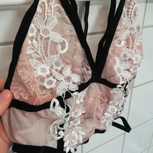  - Byggellös topp / bh använd 1 gång. Massor med fina detaljer. Ifrån river island. 