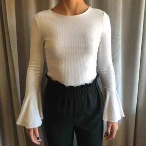  - Vit tröja med volang i slutet. Från bikbok, köparen står för frakten