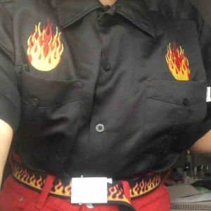  - Supercool skjorta med eldflammor vid fickorna! Väldigt stor och oversized, med en cool ribbad detalj. Bra skick, frakt tillkommer.
