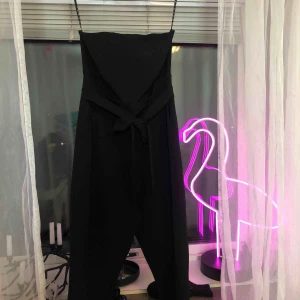  - Paperbag waist bandue jumpsuit från missguided! Helt oanvänd passa Stl M 