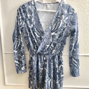  - Snygg jumpsuit i härligt mönster! Så himla skönt att ha på sig men samtidigt väldigt snygg! 