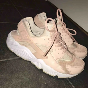  - Ett par jättefina Nike Air Huarache i en ljusrosa färg. De är knappt använda och därför i ett superskick! Möts upp i slussen eller så står köpare för frakt. De är små i storlek så passar egentligen 39 ungefär.