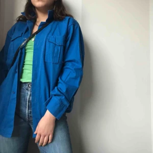  - Cool skjorta/ jacka i blå nyans. PERFEKT till sommaren eller våren!!!! Frakt tillkommer! Annars möts vi runt Söder 💙💜