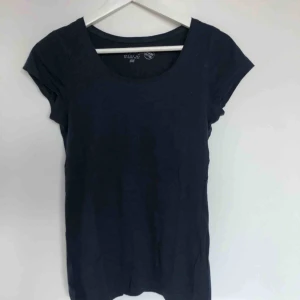  - En marinblå t-shirt från H&M (L.O.G.G), aldrig använd. Storlek S.