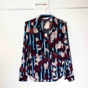  - Mönstrad blus från Samsoe Samsoe. Pris kan diskuteras vid snabb affär.