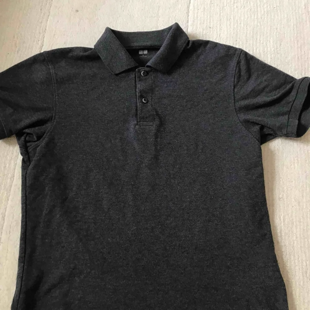 Svart/Grå tröja från Uniqlo jättefint skick. Original pris 400. Bara använt runt två veckor, anledning till att jag säljer är för att den blev för liten  . T-shirts.