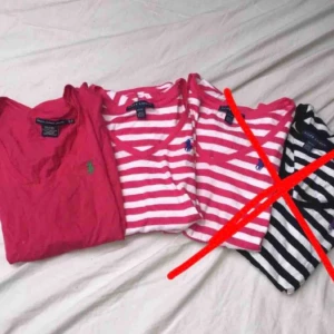  - Säljer 2 st ralph lauren tröjor åt en kompis!  1 för 80kr & 2 för 150kr. De är i väldigt bra skick & äkta!  Den randiga är xs & den andra s. 