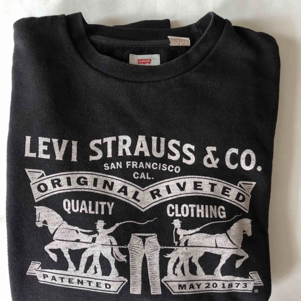 Oversize sweatshirt från Levi’s i storlek S men skulle säga att den passar XS-L beroende på hur man vill att den ska sitta på😊. Tröjor & Koftor.