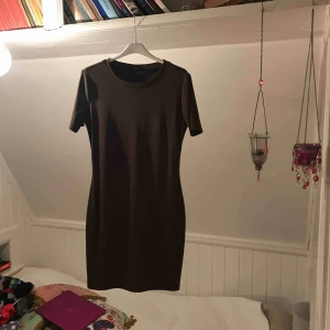  - Fin och simpel klänning från Forever21. Mörkt militärgrön i färgen.