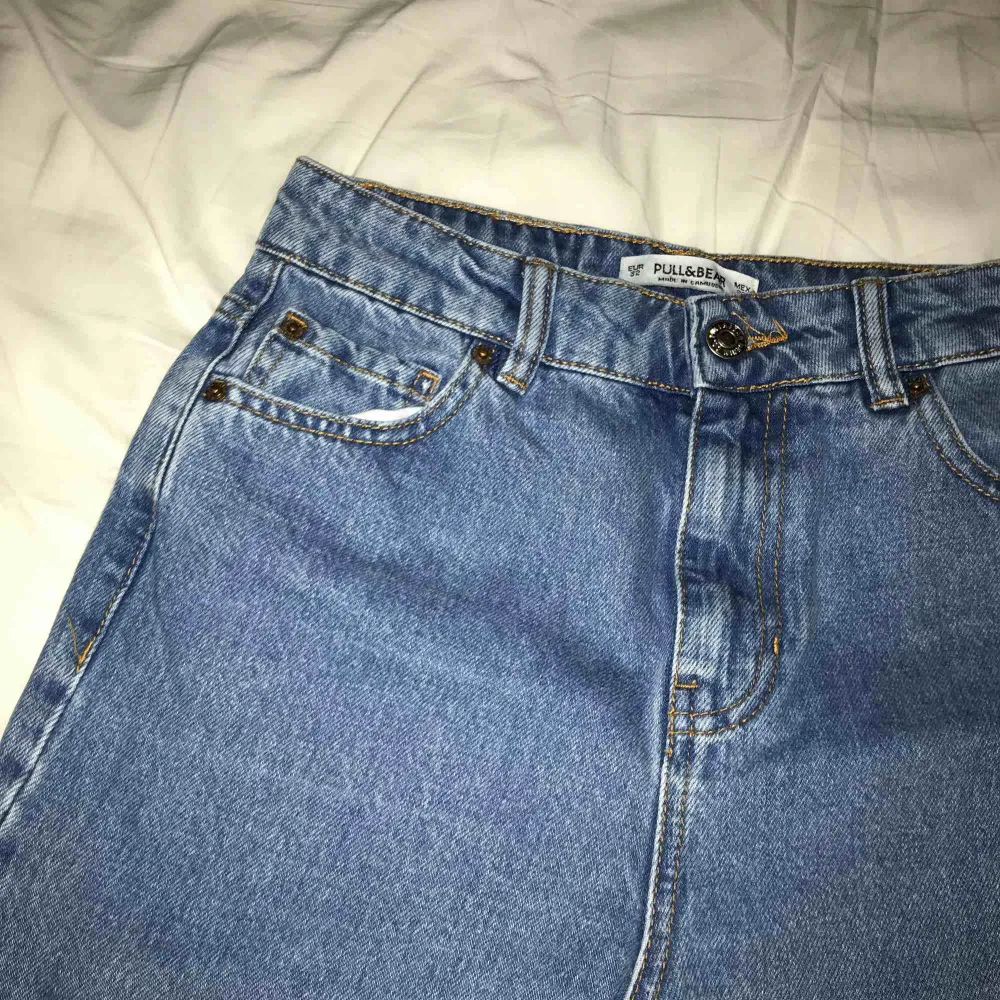 Fina ljusblåa jeans! Storlek 32 från pull & bear! Bara använda ungefär en gång! . Jeans & Byxor.