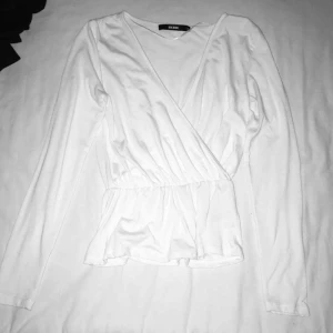  - Vit långärmad tröja från BikBok med ”peplum”. Näst intill oanvänd. Har du några frågor eller vill ha fler bilder är det bara att skriva till mig 😊 Frakt betalar köparen. 
