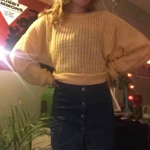  - SVINSNYGG gul stickad oversize tröja. mysig men också ganska sval för att vara tjocktröja. det står att märket heter ”tir equipment”. tror jag köpte den på beyond retro.