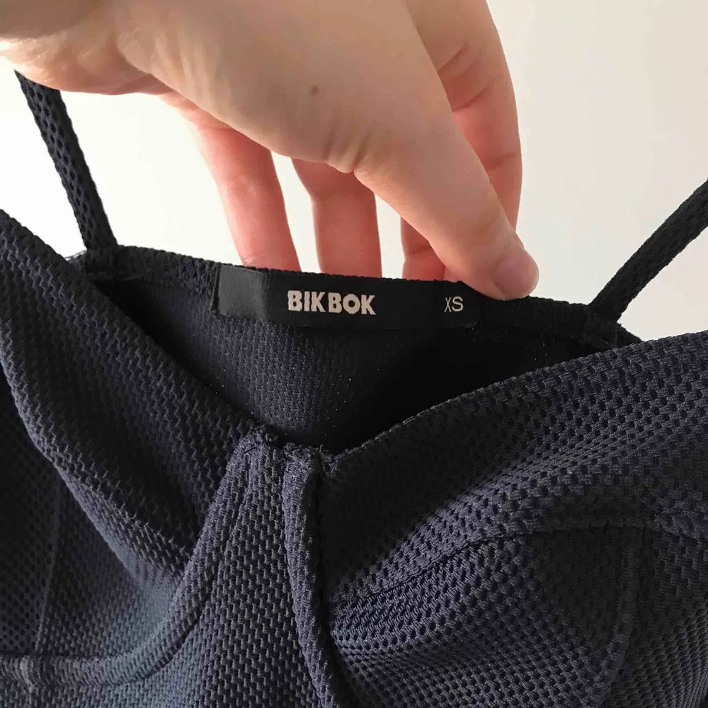 Mörkblått korsettliknande linne från BikBok i stl XS. Säljes för 70 kr. Köparen står för frakten. Toppar.