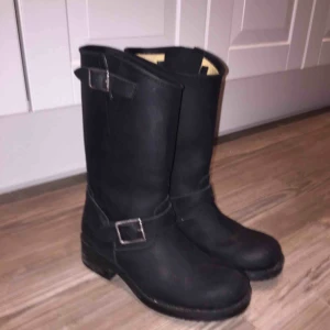  - Johnny Bulls i strl 38, endast använda 1 vinter men väldigt sparsamt. Finns låda kvar om man vill ha köpte dom för 1100 kr