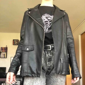  - Säljer denna väldigt snygga skinnjacka, den är storlek 38 i längden men armarna är mer som 34-36.  Frakten ingår :) 