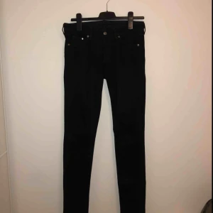  - Svarta bekväma jeans från H&M. Aldrig använda så som nya. Om ni önskar med bilder på byxorna är det bara att höra av er, även om ni vill ändra priset funkar de hur bra som helst för mig:) Trevlig lördag ! 
