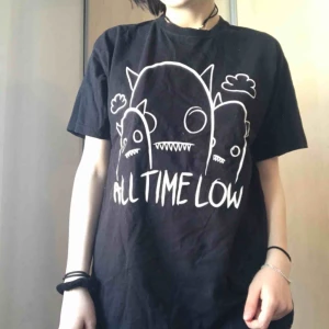  - All Time Low tshirt i strl M. Köparen står för frakt✨