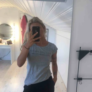  - Grå tshirt med text, ej använd