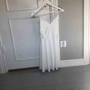  - Vit sommarklänning från bik bok storlek XS men känns som S  Nypris 199kr säljer för 150kr 