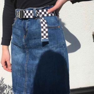  - Snygg jeanskjol som passar bra nu till våren! Finns att mötas upp på Söder❣️