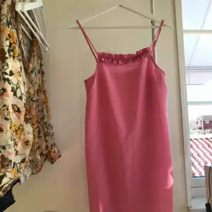 Sjukt fin rosa klänning från Monki. Helt oanvänd! Säljer pga för liten tyvärr. Kan mötas upp i Uppsala, men annars står köparen för frakten.