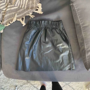  - En svart kjol från Zara! Gillar den men kommer inte så ofta till användning och vill därför sälja den vidare. Kan mötas upp i Göteborg annars står köparen för frakten 