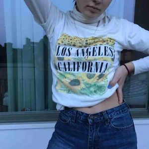  - T-shirt med häftigt tryck! Somrig och fin. Är fler intresserade blir det budgivning. Frakt tillkommer. Annars möts vi på söder💙💙