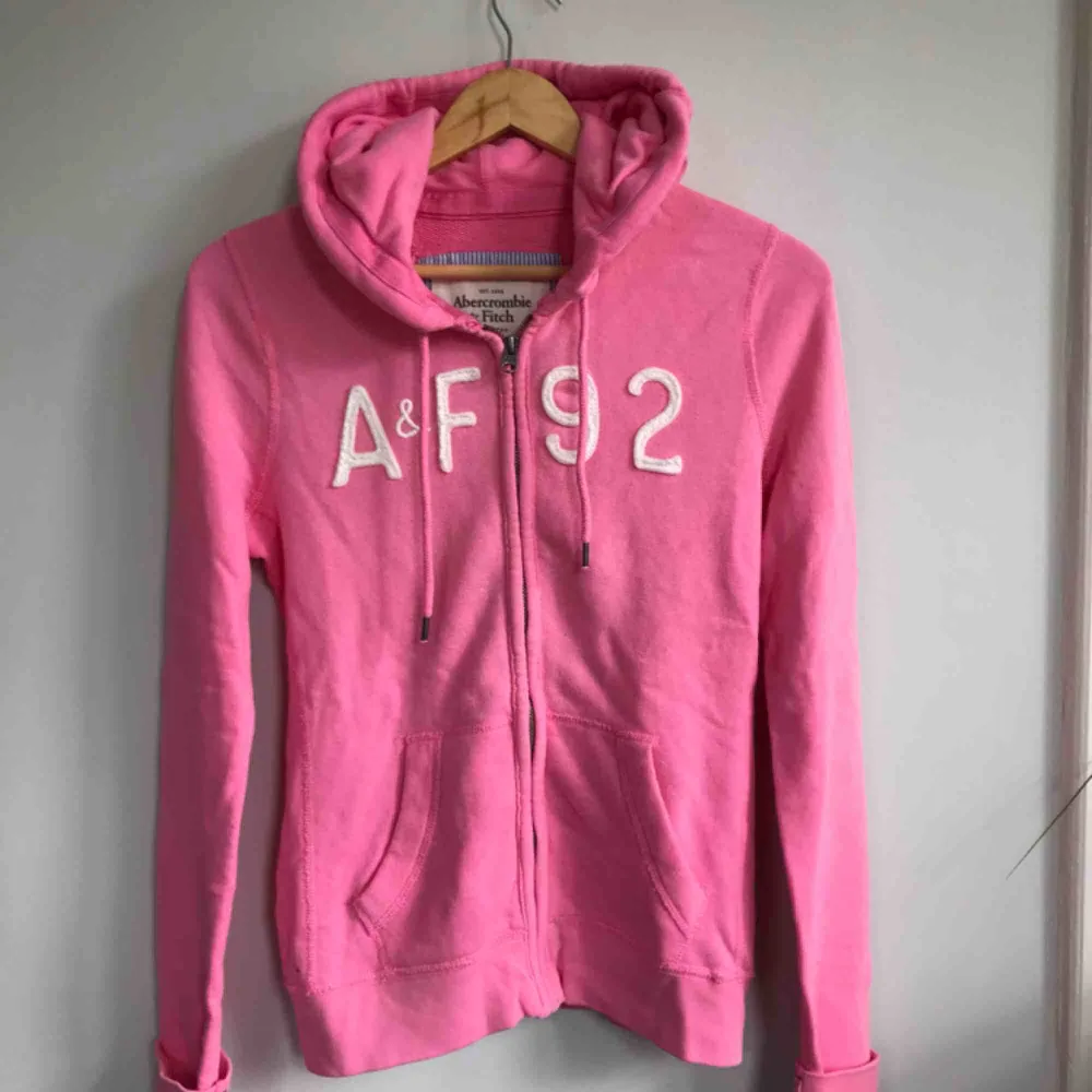 Oanvänd rosa hoodie från Abercrombie & Fitch! Storlek M, men motsvarar en S. Frakten på 54 kronor är redan inräknad i priset ovan💕. Tröjor & Koftor.