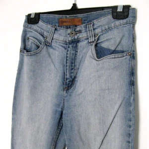 Ljusblå jeans med hög midja - Ljusblå jeans med hög midja