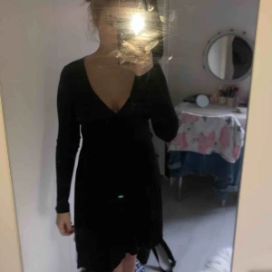  - En svart svalkande klänning