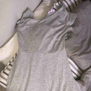  - En grå klänning med korsad rygg