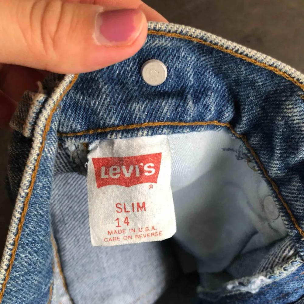 Säljer ett Levis short i väldigt bra skick, vet inte riktigt storleken men de är väldigt små i storleken. Skulle säga XSS. . Shorts.