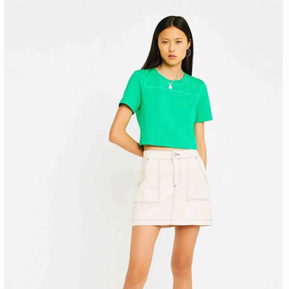 Trendig grön cropped t-shirt med synliga vita sömmar från Urban Outfitters och är slutsåld där. Ordinarie pris, över 300. Använd fåtal gånger. Köpare står för frakt, 50 kr❤️. T-shirts.