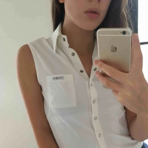  - Vit väst från DKNY. Passar mig tyvärr inte längre :(