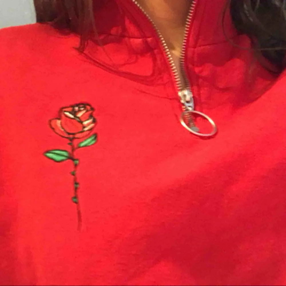 Röd sweatshirt med half zip och en tryckt ros såååå himla snyggggg . Hoodies.