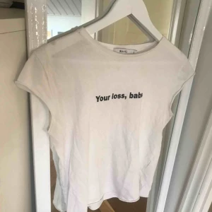  - Tshirt från nakd. Använd ganska mycket men är fortfarande i bra skick, finns i orange också. Färgen ser lite konstig ut på andra bilden men det är bara ljuset.