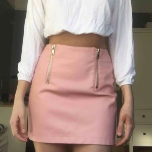  - fake läderkjol med dragkedje detaljer. köpt på Plick men helt oanvänd. OBS! fraktar ej, möts upp i stockholm💓