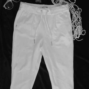  - Helt oanvända vita kostymbyxor från only. Sitter tajt men stretch material. Säljer pga inte min stil 