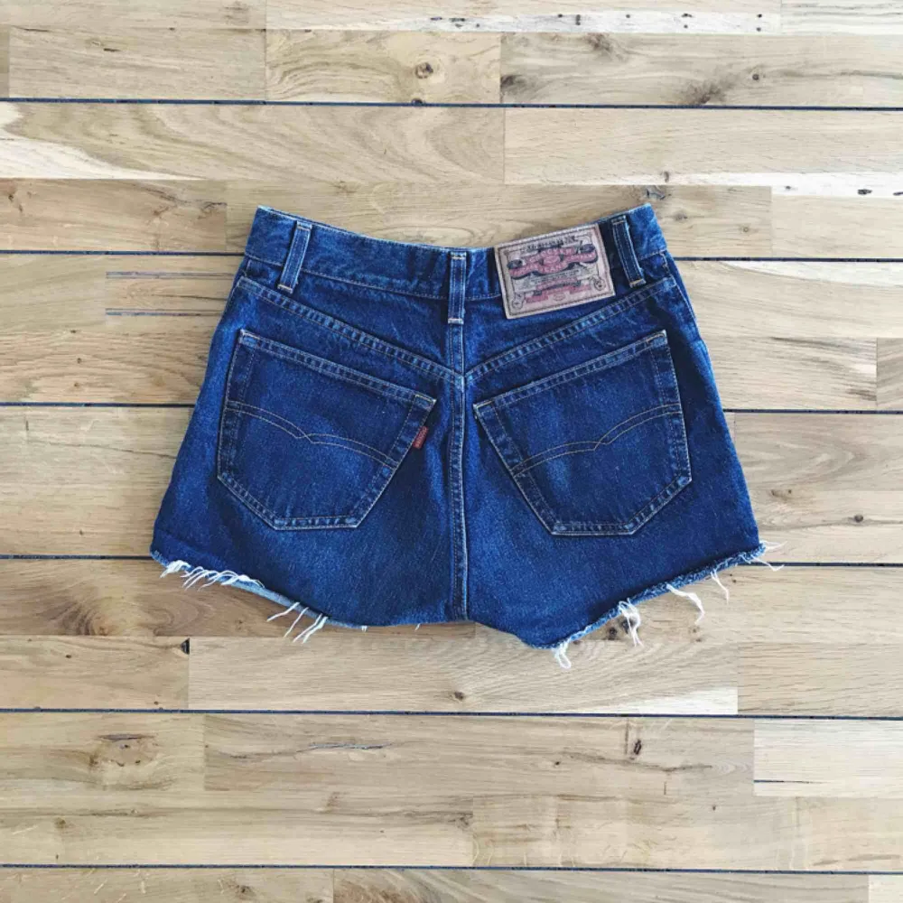 Snygga och somriga jeansshorts som tyvärr inte kommer till användning, borde passa bra på den som vanligtvis har XS/S i shorts! . Shorts.