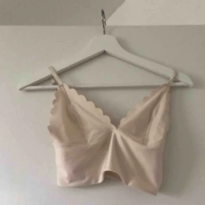  - Super söt topp i bikinimaterial från bikbok. Frakt tillkommer 