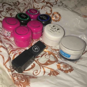  - 9 st geler/gellack: Pureline white 15 g Color gel 15 g Gellack peach Color gel 6 st 5 g , De är avtorkade (därför har de försvunnit text på utsidan) De ”flesta” är endast testade så mycket kvar i dem. Säljer endast allt tillsammans! 