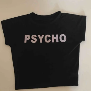  - En mag T-shirt som är väldigt snygg på, den är tajt och knappt använd. Står ingen storlek på den men den är som en S, sitter väldigt bra på! 