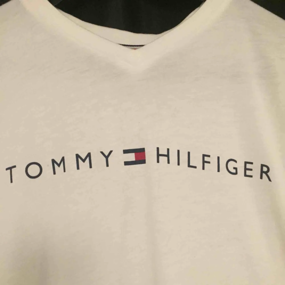 Vit Tommy Hilfiger T-shirt från KidsBrandStore. Storlek 152/164 som motsvarar XS, dock ganska stor i storleken. Använd max 3 gånger, eventuell frakt betalas av köparen👍🏼. T-shirts.