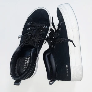  - Snygga och stilrena skor från märket Skechers. I utmärkt skick då de endast är använda vid ett tillfälle. En kombination av mocka och läderimitation med en vit tjock platå. Frakt tillkommer och totalpriset blir 168 kr inkl frakt. Nypris: 699 kr. 