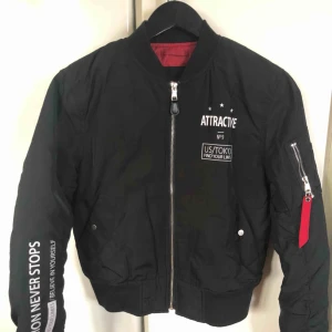  - Oanvänd bomberjacka köpt på Bershka i Marbella 